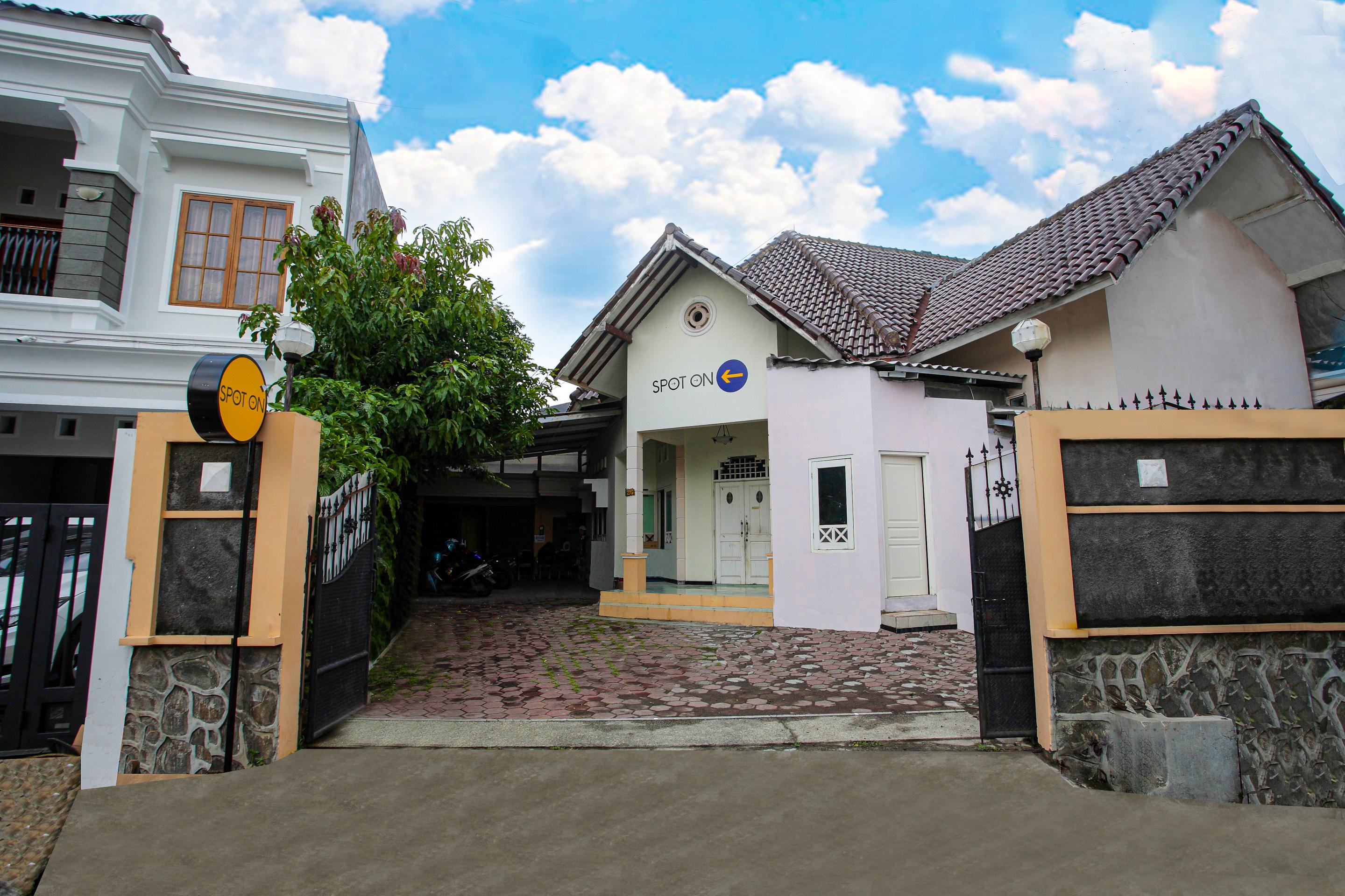 Hotel Spot On 2697 Homy House Semarang Exterior foto